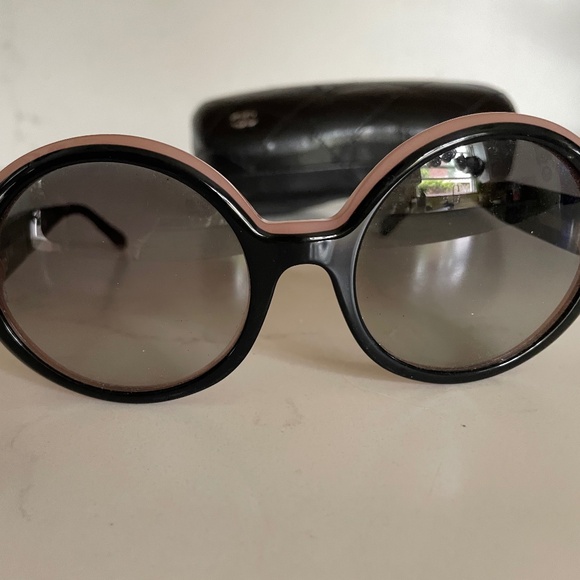 CHANEL Round/Oval Black and Pearl Pink Oversized Sunglasses with Case - Picture 1 of 7